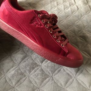 Puma Clyde velvet sneaker low sz 11